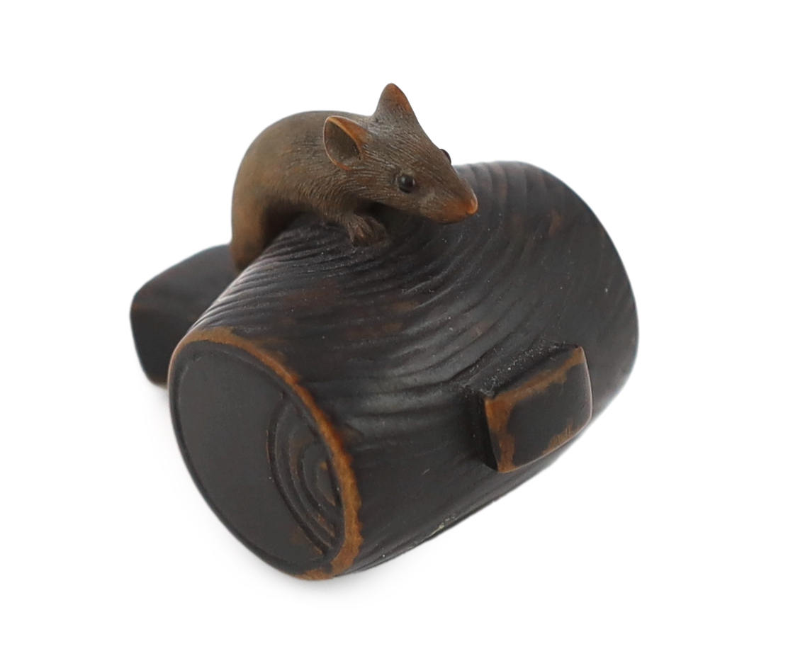 A Japanese carved wood rat netsuke, early 19th century